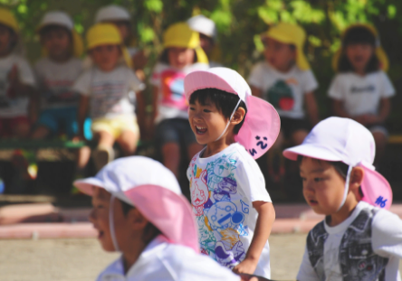 運動をする子供達