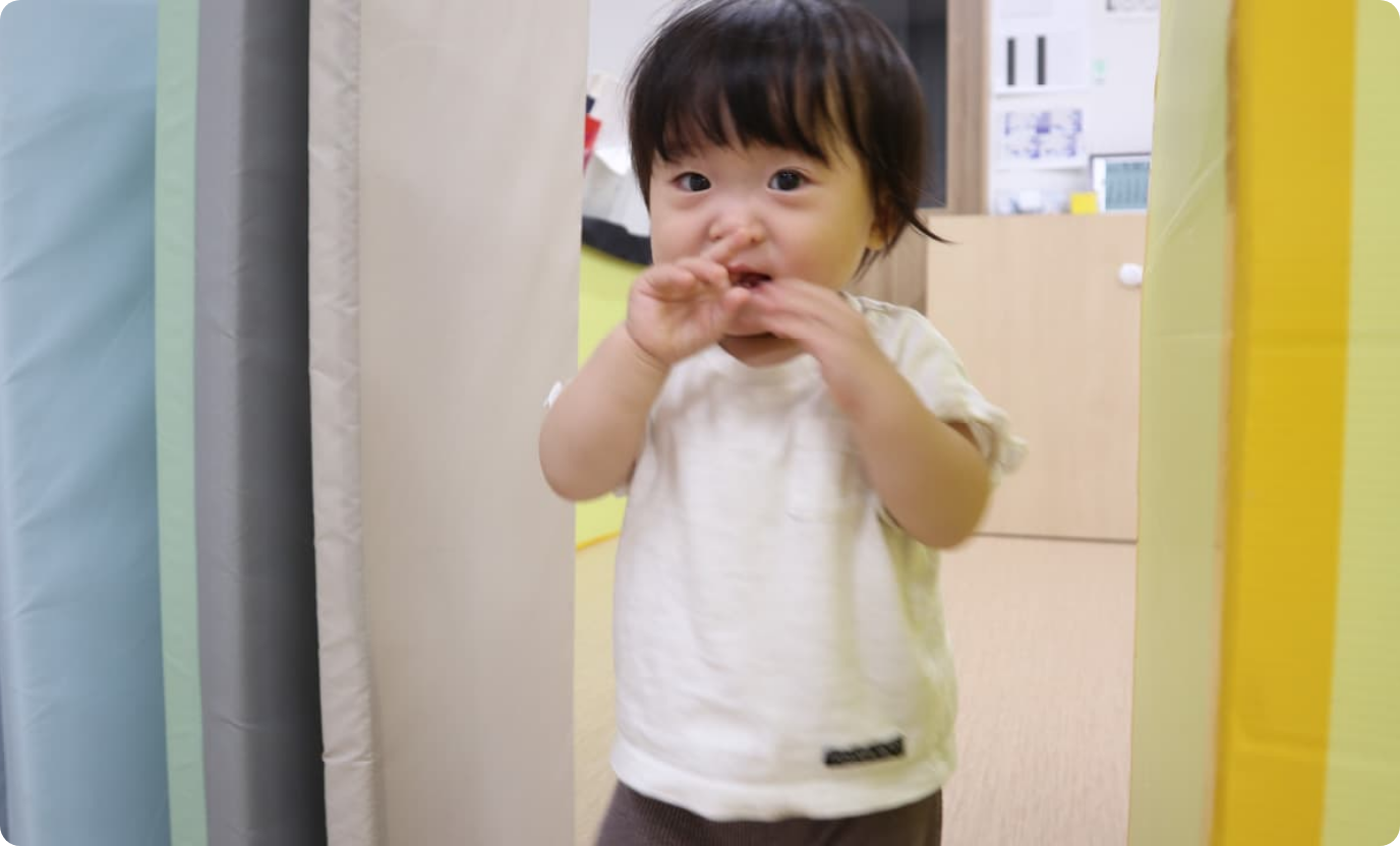 こちらに歩いてくる子供