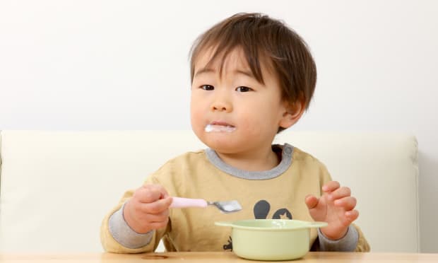 食べる子供