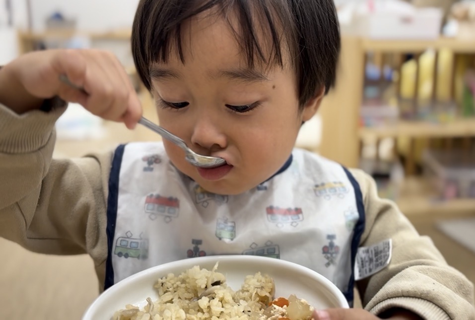 食べる子供
