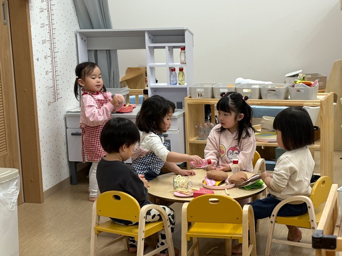 ボールで遊ぶ子供達