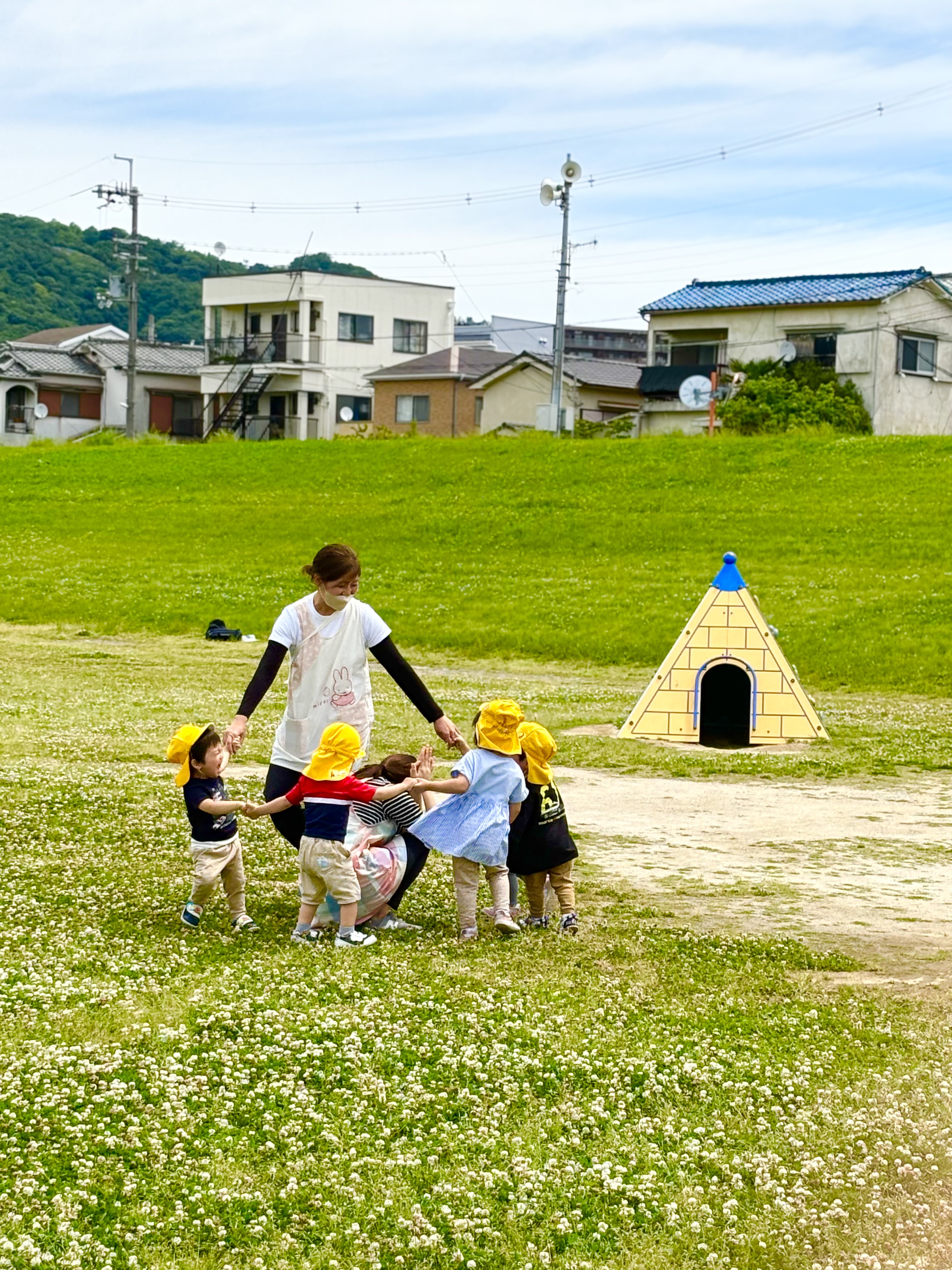子供と遊ぶスタッフ
