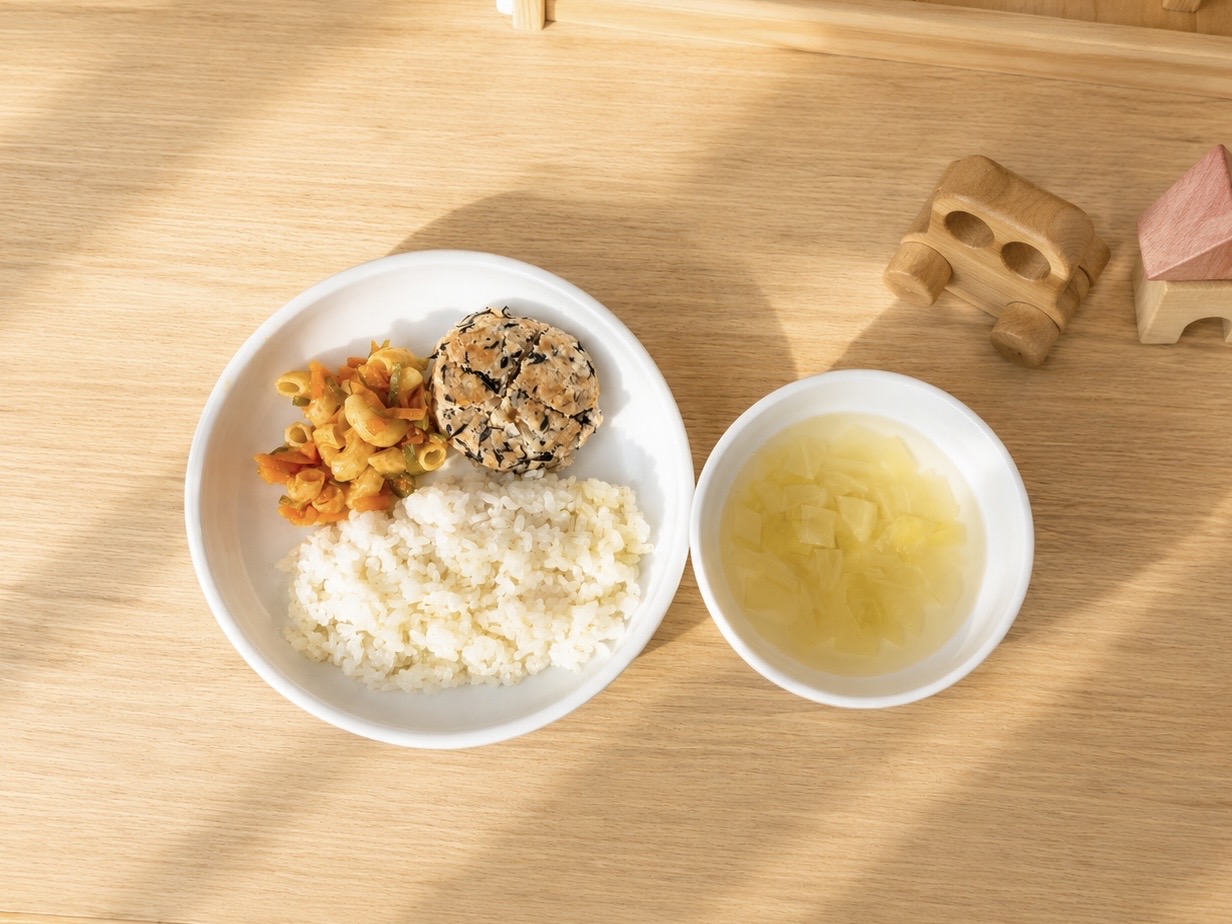 飲み物を飲む子供